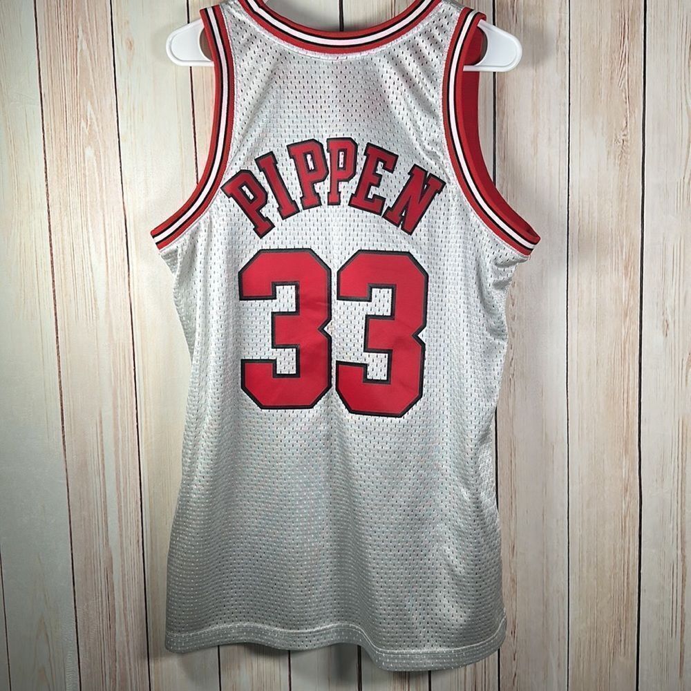 Mitchell & Ness 97-98 Scottie Pippen Bulls Swingman Jersey - Large - Picture 6 of 7